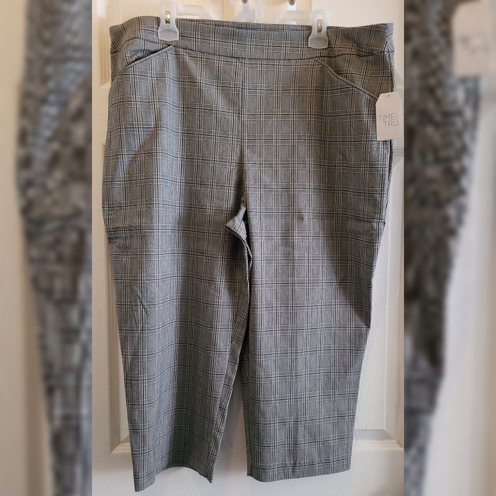 Plus Size Stretch Midrise Black/White Cropped Pants with Pockets
